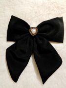 Czarna ozdobna kokarda spinka do włosów z białą perłą 