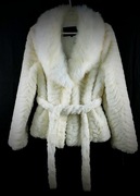 Biały futrzany płaszcz Yashimei z paskiem L