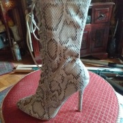 PRETTYLITTLETHING Eleganckie, wężowe botki 38