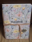 Szkicownik, notes z kwiatowym wzorem metalową zawieszką