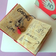 Miniaturowa książka Gravity falls ze stronami 