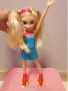 Barbie w świecie gier, na rolkach