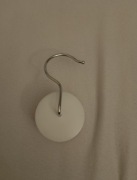 Wieszak do torebki przy stole w restauracji 