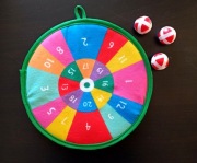 Bezpieczna gra w rzutki z rzepami dla dzieci. Dart - dwustronna tarcza