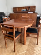 Kredens, stół z krzesłami i kanapa