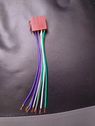 Kostka głośnikowa z kablami