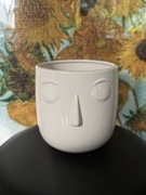 Biała doniczka osłonka ceramiczna twarz boho
