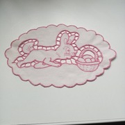 Serwetka ręcznie haftowana "Królik"