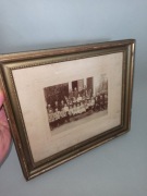 Stara fotografia w ramie za szkłem szkoła ochronka dzieci klasa mundurki 
