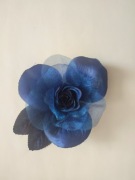 Kwiatek róża chińska z materiału broszka 12 cm ciemny niebieski