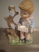 Figurka z porcelany,Chłopczyk z charmonią 