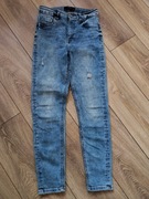 Dżinsy rurki z dziurami 