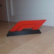 Logo F1 z podstawką na parapet.