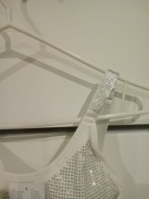 Top damski biały zdobiony cyrkoniami push up