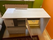 Białe biurko z szafkami 