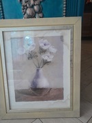 Obraz w dużej ramie za szybą