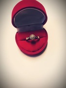 Złoty pierścionek z cyrkoniami 333 szeroki