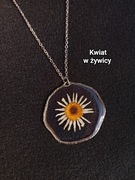 Kwiat w żywicy, wisiorek na łańcuszku 