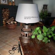 Lampa ze 100-letniej piasty