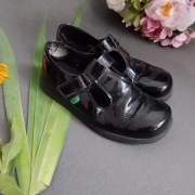 Lakierowane półbuty Kickers r. 37 ,klasyczne czarne buty na rzep