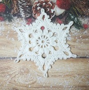 Gwiazda śnieżynka zawieszka szydełkowa ozdoba na choinkę, okno.