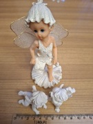 Alabastrowe figurki z serwantki