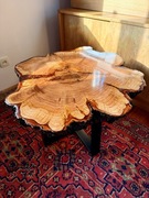 Stolik kawowy z drewna czereśni z bursztynową żywicą