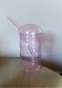 Szklanka różowa z pokrywką i słomką pink glass straw Homla