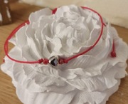 Bransoletki serduszko, czerwony sznurek.