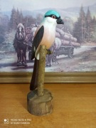 Ręcznie rzeźbiona drewniana figurka ptaka na podstawie