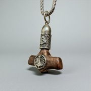 Wisior Młot Thora (Mjölnira) drewno bukowe + stal 316L, łańcuszek 60 cm