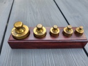 Mosiezne odwazniki do wagi z podstawka