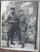 1947 r dwaj żołnierze, różne umundurowanie