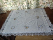 Ręcznie haftowany obrusik z koronką 95x90