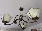 Ręcznie kuta lampa mosiężna z trzema kinkietami z witrażowego szkła 