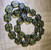 Korale z zielonych szkiełek z oczkami. Długość 50cm