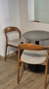 Krzesła z drewna orzechowego z beżowym obiciem