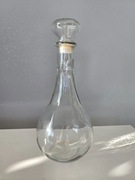 szklana karafka z korkiem