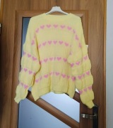 Włoski Viralowy Sweter żółty w różowe  serca 