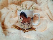 Koń galop wśród zbóż ręcznie malowany kubek 300 ml.