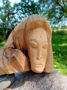 Rzeźba, głowa kobiety. Porządki w starym domu.