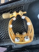 Ligatura z ochraniaczem do ustnika saksofonu altowego. 