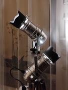 Lampa podłogowa na statywie drewnianym