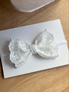 Opaska bezuciskowa kokardka koronkowa jasny ecru sesja chrzest roczek