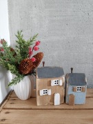 Zestaw drewnianych domków naturalny i niebieski dekoracja