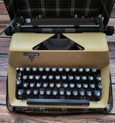 Maszyna do pisania Łucznik 1301 z walizką