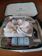 The Body Shop 1 mgiełka do ciała truskawka 100 ml + myjka + kosmetyczka
