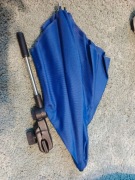 Parasolka do wózka dziecięcego z regulowanym uchwytem.