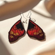 Haftowane kolczyki skrzydła motyla - czerwone z czarnym