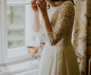 Suknia ślubna dziewczęca i zwiewna